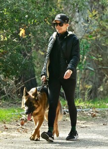nicole-richie-and-joel-out-with-their-dogs-in-los-angeles-11-20-2021-6.jpg