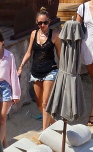 nicole-richie-on-family-holiday-in-mykonos-06-24-2021-6.jpg