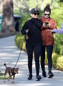 nicole-richie-out-with-her-dog-in-beverly-hills-11-10-2021-1.jpg