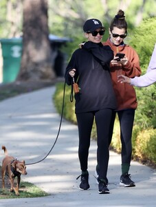 nicole-richie-out-with-her-dog-in-beverly-hills-11-10-2021-5.jpg