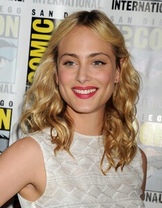 nora-arnezeder.jpg