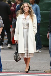 sarah-jessica-parker-and-just-like-that-filming-set-on-fifth-avenue-in-ny-11-07-2021-9.jpg
