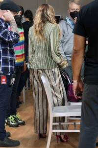 sarah-jessica-parker-kristin-davis-and-cynthia-nixon-filming-a-lunch-scene-at-the-and-just-like-that-set-in-manhattan-10-26-2021-3.jpg