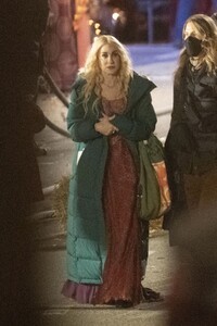 sarah-jessica-parker-on-the-set-of-hocus-pocus-2-in-new-york-11-12-2021-2.jpg