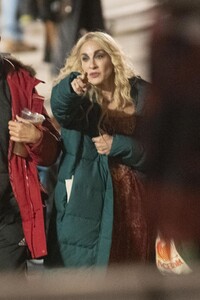 sarah-jessica-parker-on-the-set-of-hocus-pocus-2-in-new-york-11-12-2021-3.jpg