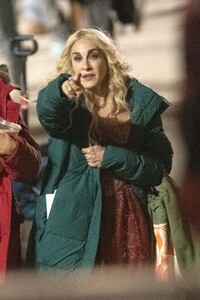 sarah-jessica-parker-on-the-set-of-hocus-pocus-2-in-new-york-11-12-2021-6.jpg