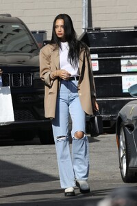 shanina-shaik-street-style-west-hollywood-11-02-2021-5.jpg