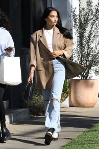 shanina-shaik-street-style-west-hollywood-11-02-2021-6.jpg