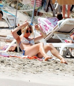 sienna-miller-bikini-candids-spain-july-2015_5.jpg