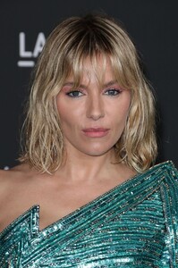 sienna-miller-lacma-art-film-gala-in-los-angeles-11-06-2021-0.jpg