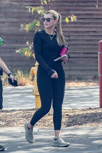 sofia-richie-hike-around-the-santa-monica-mountains-09-08-2021-2.thumb.jpg.87a5f774f0bb72a5c10c956e7ba5c8c1.jpg