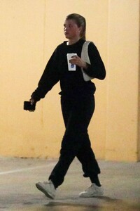 sofia-richie-in-all-black-out-in-beverly-hills-10-08-2021-5.thumb.jpg.b1849fff6432df0a6e3a3fe4fa16cd03.jpg