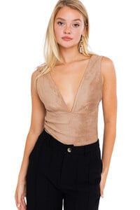 suede-bodysuit-beige-af671494_l.thumb.jpg.0fe36e354e4e8ce774b91b0230f1a75c.jpg