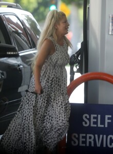 tori-spelling-at-a-gas-station-in-beverly-hills-06-16-2021-6.thumb.jpg.ba6da763ec12fc455acded9cc1131bf2.jpg