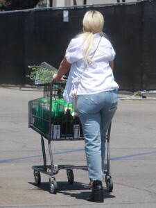 tori-spelling-shopping-at-bristol-farms-in-woodland-hills-07-23-2021-2.jpg