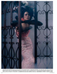 vogue-germany-4-2013_stella-tennant_(3).thumb.jpg.49999de692e945295f42f530ab85750c.jpg