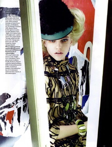 vogue-uk-august-2013_sasha_(7).thumb.jpg.6849f18a9a5184491818538be72aa87e.jpg