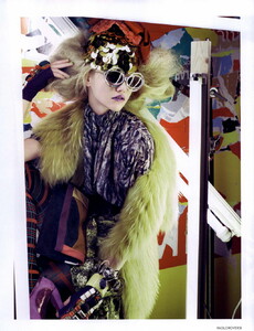 vogue-uk-august-2013_sasha_(8).thumb.jpg.c31de15d9b8c3f795bfd75019879633f.jpg