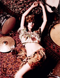 von_Unwerth_Vogue_Russia_March_2012_03.thumb.jpg.742127f1a474e5dfd9bae7e1e4a11d04.jpg