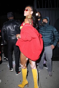 winnie-harlow-arriving-at-cardi-b-s-29th-birthday-party-in-la-6.thumb.jpg.3b75bf350dc1491b3fcb6b6f14ed7bc1.jpg