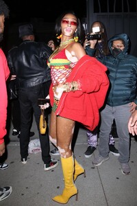 winnie-harlow-arriving-at-cardi-b-s-29th-birthday-party-in-la-7.thumb.jpg.3b1a6dae19e7d4cfc9f6340fcd0c9442.jpg