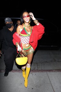 winnie-harlow-arriving-at-cardi-b-s-29th-birthday-party-in-la-9.thumb.jpg.2da178a3167dfca54229c349e532cf11.jpg