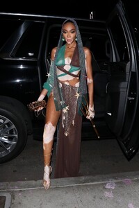 winnie-harlow-at-doja-cat-s-costume-party-in-los-angeles-10-20-2021-3.jpg