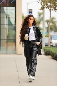 winnie-harlow-out-and-about-in-hollywood-11-01-2021-0.jpg