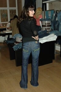 zooey-deschanel_320048_m.jpg