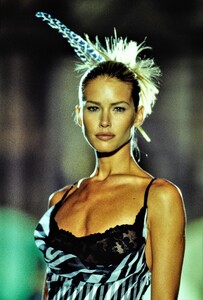 1018766816_atelier-versace-spring-1996(13).thumb.jpg.fd62fe8f26503ae0bbd636194635187f.jpg