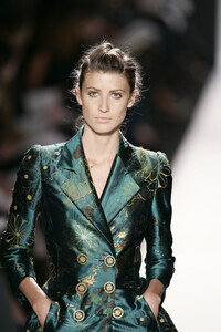 1039509281_OscardelaRenta2005WomenRTW88.thumb.jpg.11bf28491cba919f27c888bb8f9bb4d1.jpg