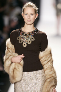 1064085189_OscardelaRenta2005WomenRTW115.thumb.jpg.b84f17f97f08c31b49903df97099828c.jpg