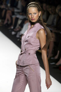 1081471424_CarolinaHerrera2003WomenRTW36.thumb.jpg.ca64b2389b976be0d8a581afc9bcd7df.jpg