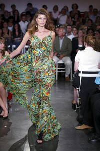 1110726579_DianevonFurstenberg2003WomenRTW74.thumb.jpg.f8a06763be938f326c69053438207832.jpg