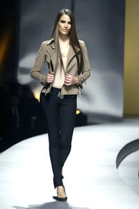 1116157395_Versace2003WomenFW(2).thumb.jpg.db52b8a12994b1aa82f4dcbf5e0e0397.jpg