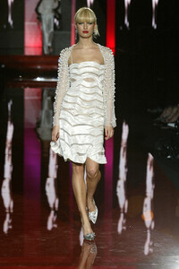 1118055350_Valentino2003HauteCouture262.thumb.jpg.e79330e512853ddfd348fc680ef46261.jpg