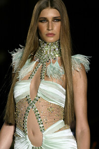 1118478046_GianniVersace2004HauteCouture130.thumb.jpg.b7129e79791203b8bbab4f4125967088.jpg