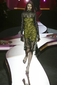 1121109984_GianniVersace2002HauteCouture85.thumb.jpg.47af4a8389cdac1ccdae4df095153436.jpg