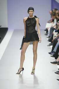 112191631_KarlLagerfeld2003WomenRTW42.thumb.jpg.07645f959a00bbfcf422becfc6af4292.jpg