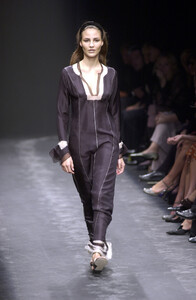 1125385988_AlbertaFerretti2001WomenRTW106.thumb.jpg.877d838604daa26f54d5f9629e59c901.jpg