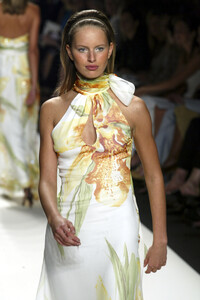 1157231103_CarolinaHerrera2003WomenRTW93.thumb.jpg.b64e0a879030e80fd5d07f566ca863ce.jpg