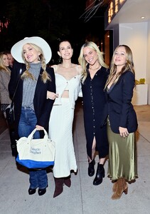 Kate Hudson @ The Favorite Daughter Store Opening in L.A. 13.12.2021 06.jpg
