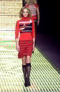 1180788821_VersusbyDonatella2001WomenRTW31.thumb.jpg.43f354f44609a240e064a4e43230af64.jpg