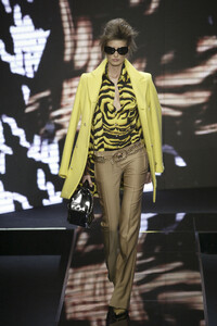 1181912359_Versace2004WomenRTW29.thumb.jpg.c2cebe721d3b6698548f6f56d5183b15.jpg