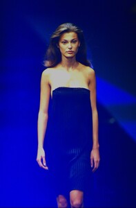 1185302750_givenchy-spring-1999(7).thumb.jpg.3f38125ef1e3f898fb528787d29d8006.jpg