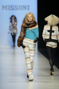 1229619374_Missoni2003WomenRTW13.thumb.jpg.39db8fb8b77d9da4aa8d6a4b3bf62471.jpg