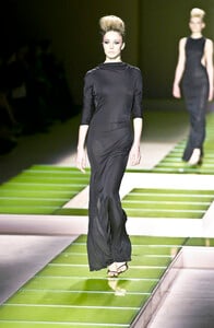 1249724684_Versace2001WomenRTW88.thumb.jpg.599180418e660697cc5df8a209ca5038.jpg