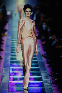 1249808840_versace-fw-2000(5).thumb.jpg.25c5b4610c75951f7d0bcdd647d6ab8e.jpg