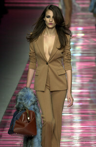 1255929283_Versace2001WomenRTW38.thumb.jpg.1c6d8c574487e584846739b055c7bc3e.jpg