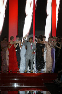 1258791565_Valentino2003HauteCouture501.thumb.jpg.2261525c7f7d3fb8623e15695b5a3112.jpg